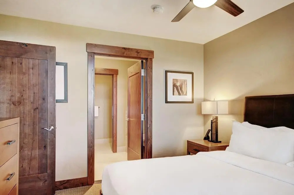 Slopeside  At Base Of Peak 8, Sleeps 6! 1 Bedroom Condo by RedAwning