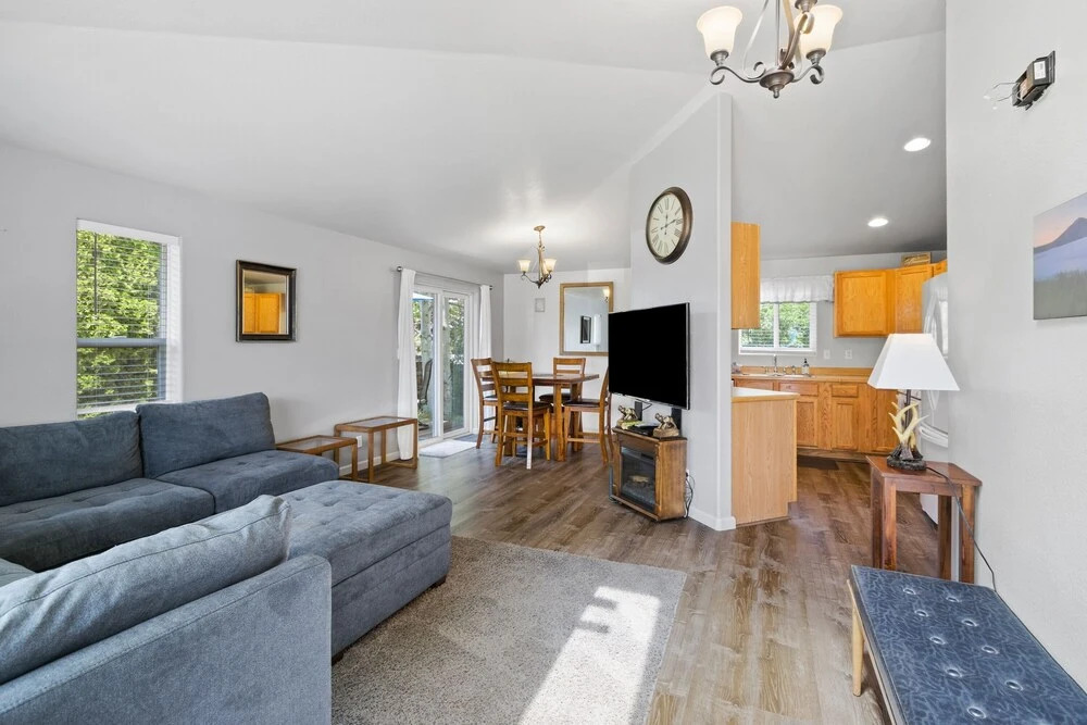 Dog-friendly Post Home With Private Hot Tub, Fire Pit, and BBQ on the Deck by Redawning