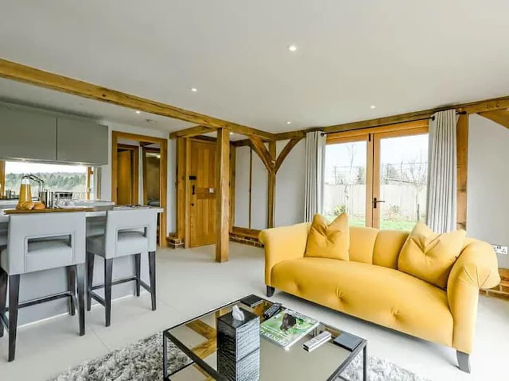 Tranquil Elm Lodge Escape in Canterbury