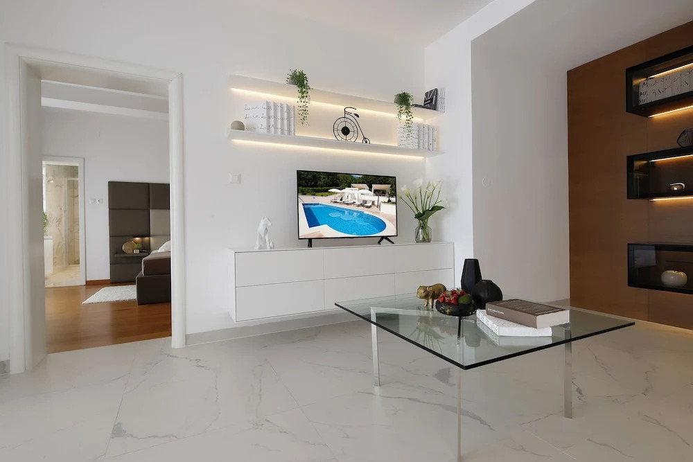 Apartment Garden with Swimming Pool