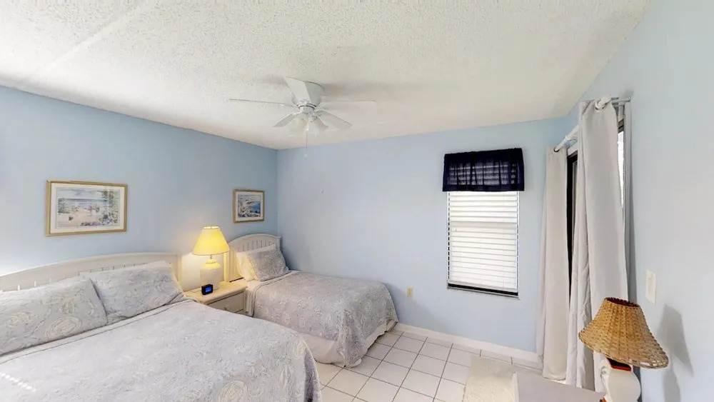 Bright 2 Bedroom Ground Floor, Ocean Front Condo With Beach Access And Pool Condo