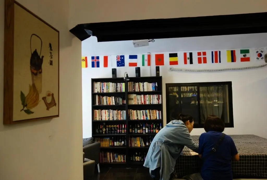 Hidden Garden Youth Hostel -Oriental Pearl &Lujiazui -Garden Social Area -Bar -Café -Free Laundry Luggage Storage -24H Front Desk -English Service