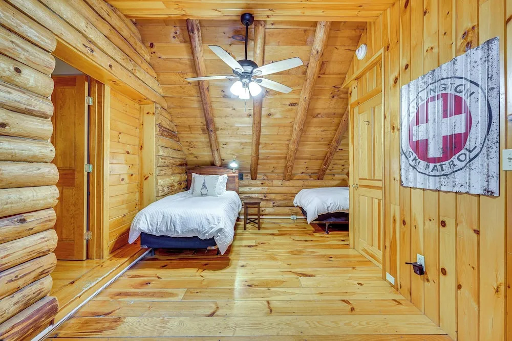 Picture-perfect Vermont Mtn Cabin w/ Hot Tub!