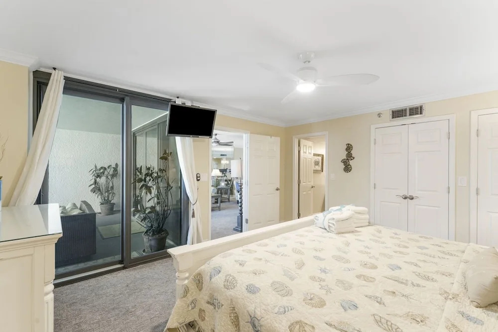 Stunning 2/2 Designer Condo w Coastal Appeal Right on the Gulf!