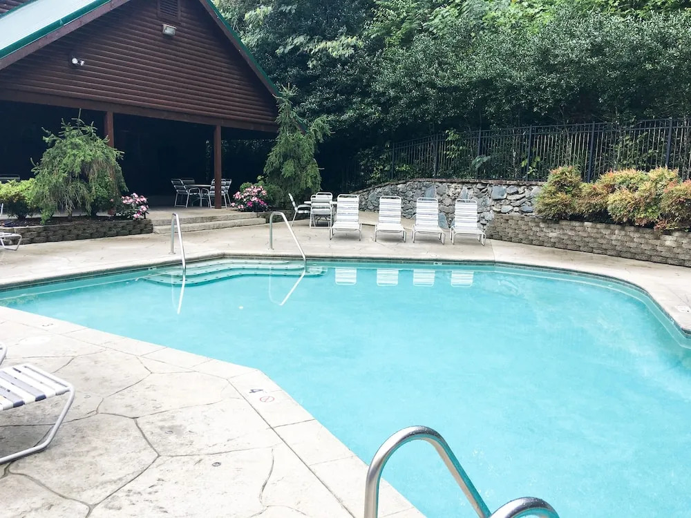 The Bear Essentials Getaway W/ Hot Tub 3 Bedroom Cabin