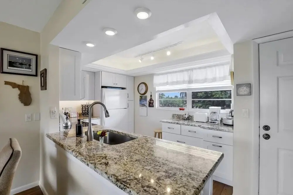 Island-style Condo With Pool, spa and Steps to Beach