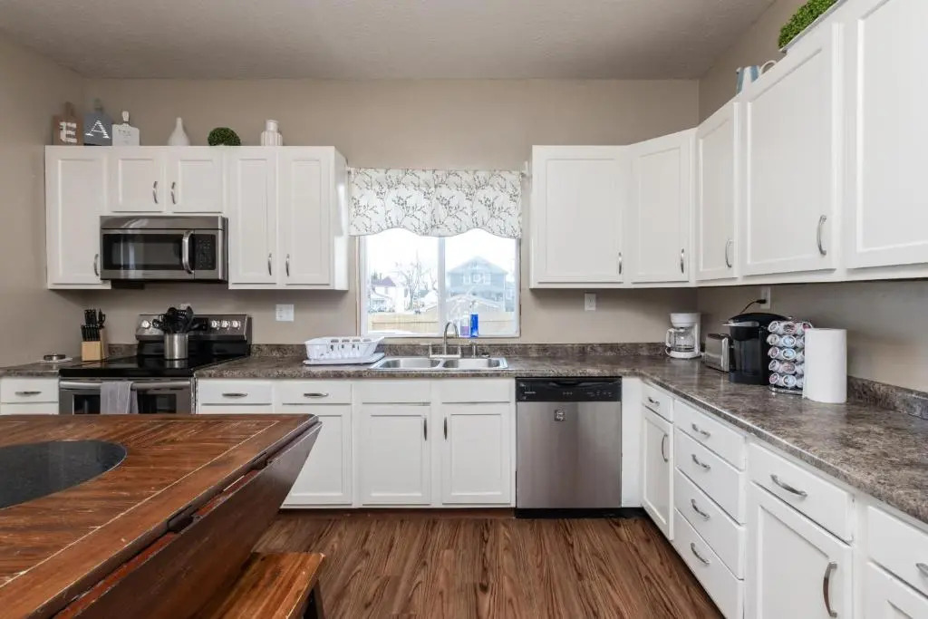 5 Bedroom 3200 Square Foot House for Downtown Travelers
