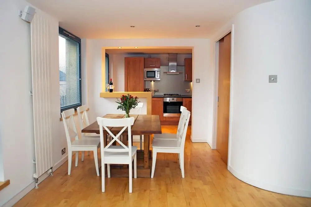 Smart 3 bedroomed flat with parking