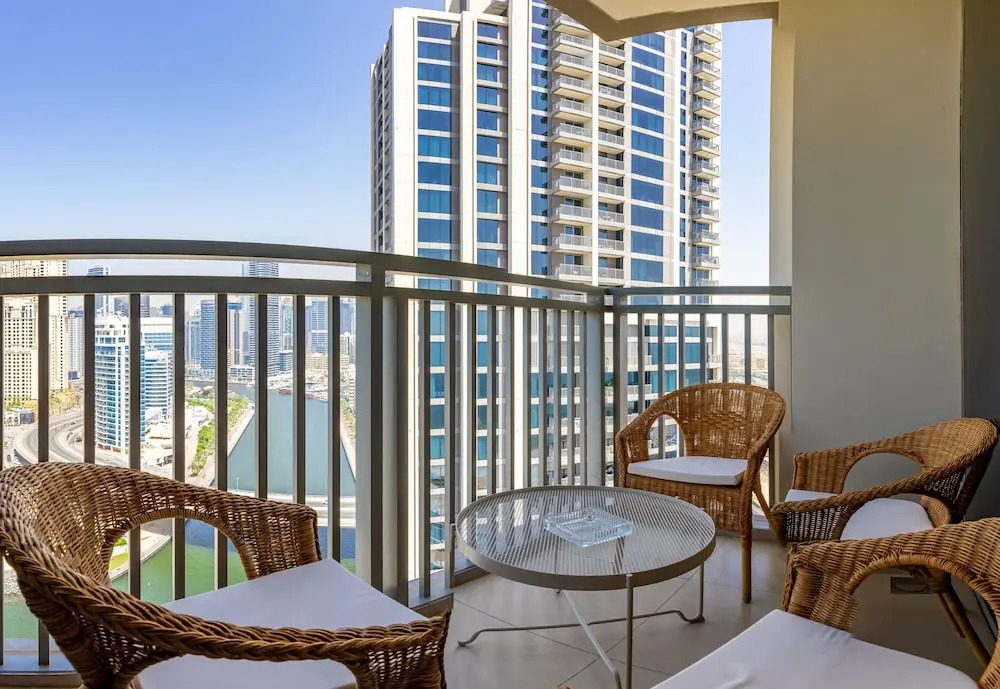Waves - High-Rise Elegance: 2BR Apt with Marina Views