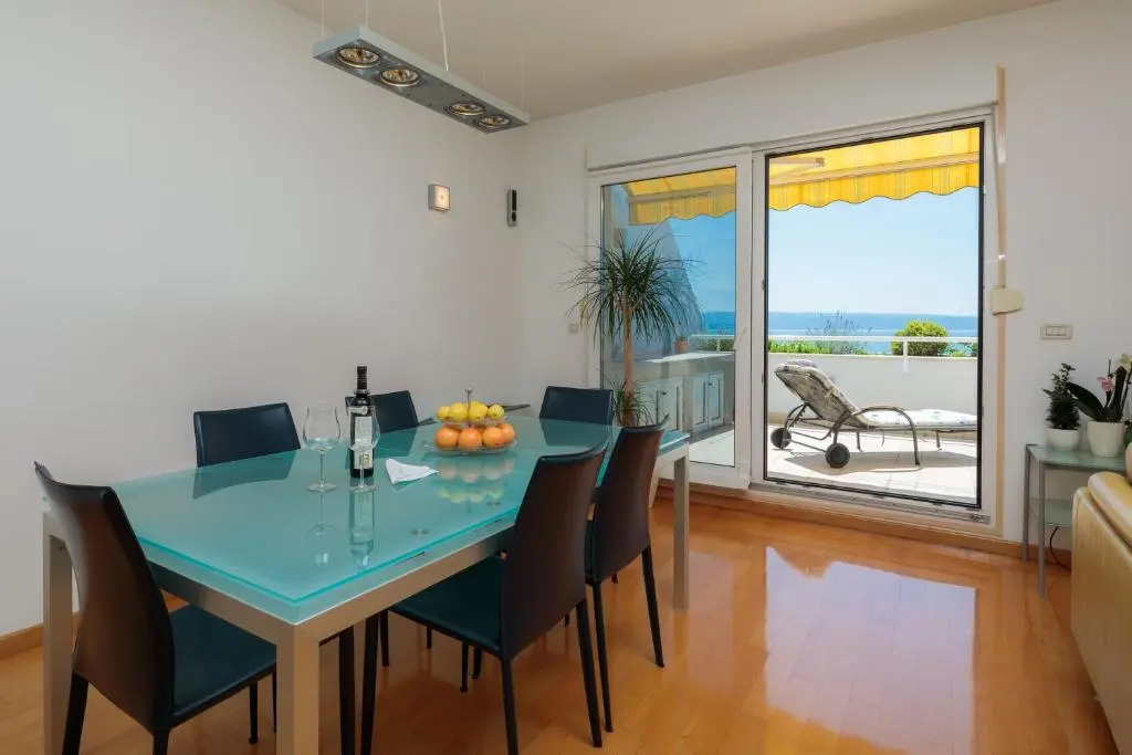 Seaside Apartment Gold 1row