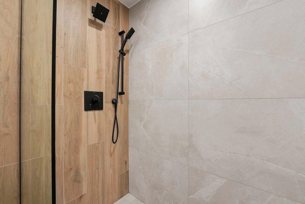 Modern 2br2ba Condo Free Parking and Balcony