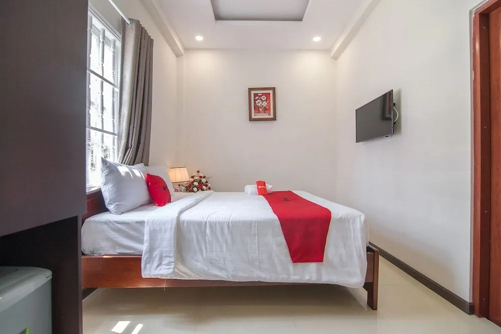 RedDoorz Premium near Bai Sau
