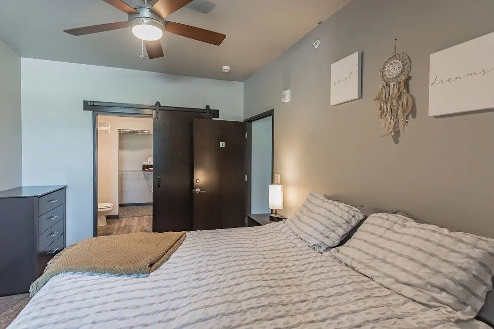 Spacious 2BR Suite W/patio Near Iowa State