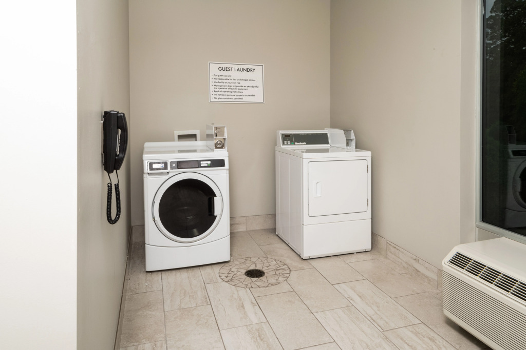 Holiday Inn Express & Suites Memphis Arpt Elvis Presley Blv by IHG