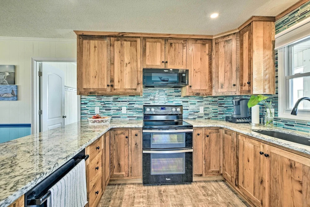 Coastal Home: Walk to Holden Beach!