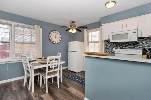 Bay Breeze Sailboat Suite (1 bed/1 bath condo with cabanas, fire pits, and pier)