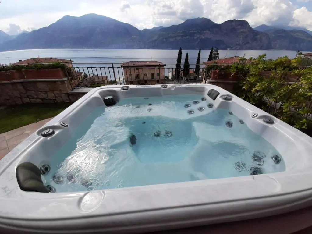Appartamento DELUXE 1 con vasca idromassaggio vista Lago di Garda, riscaldata, privata e utilizzabile tutto l'anno