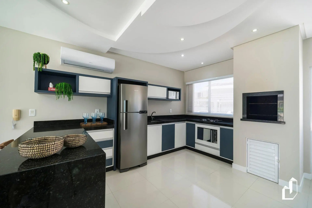 Duplex com piscina à beira mar e 03 suítes