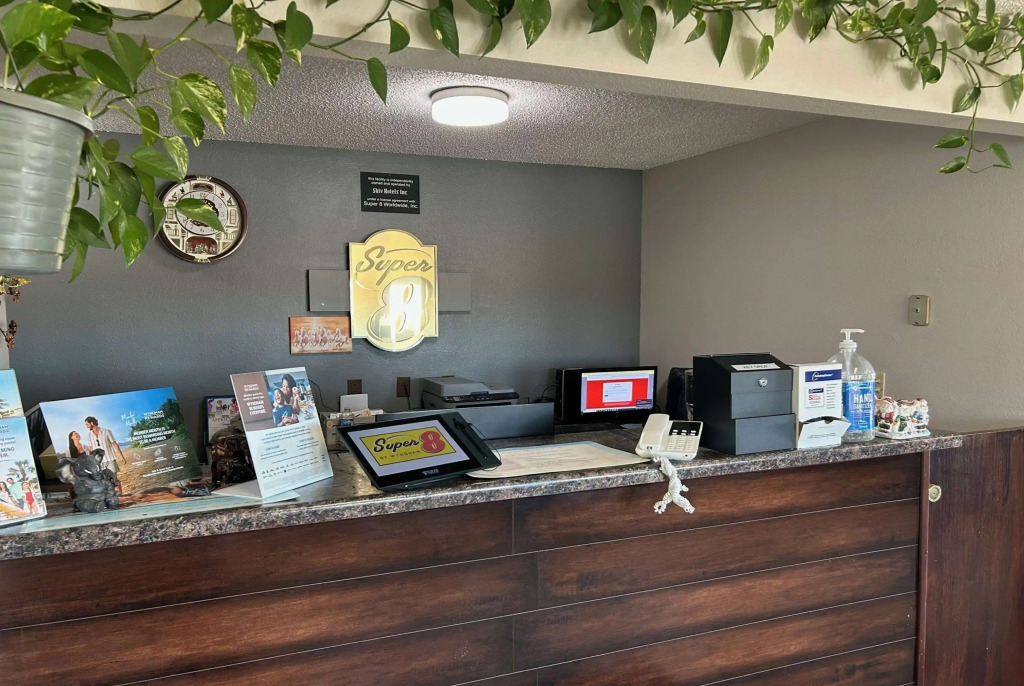 Super 8 by Wyndham Perry IA