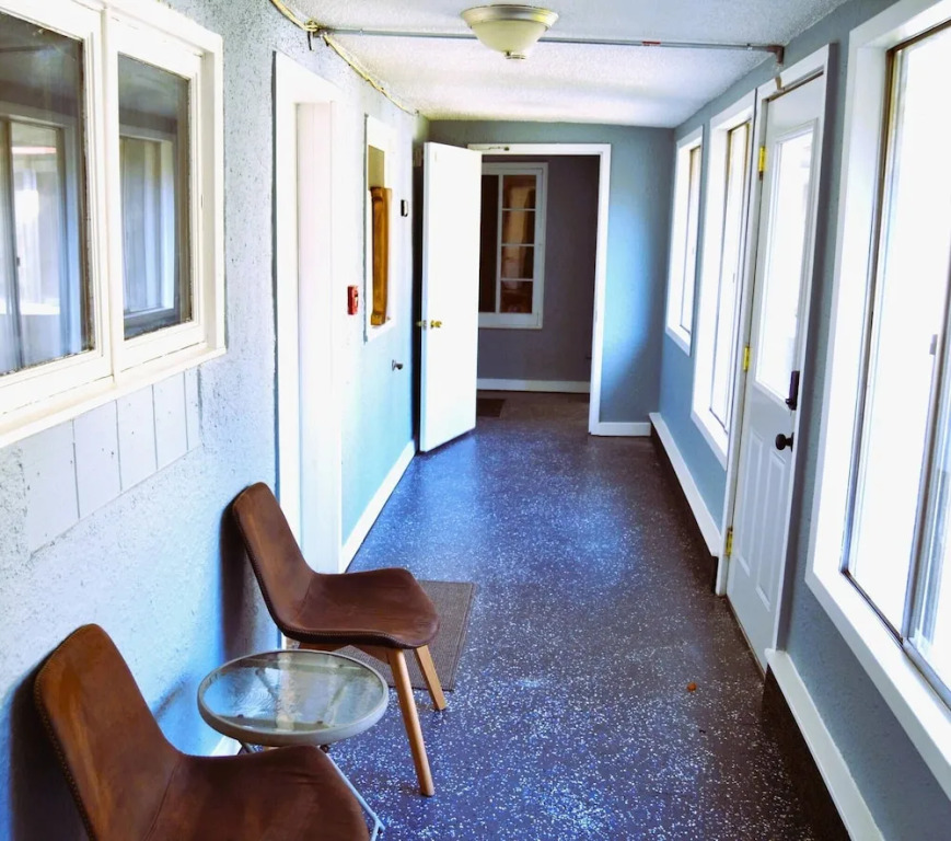 Red 4 Apartment - Experience the Comfort of This Charming