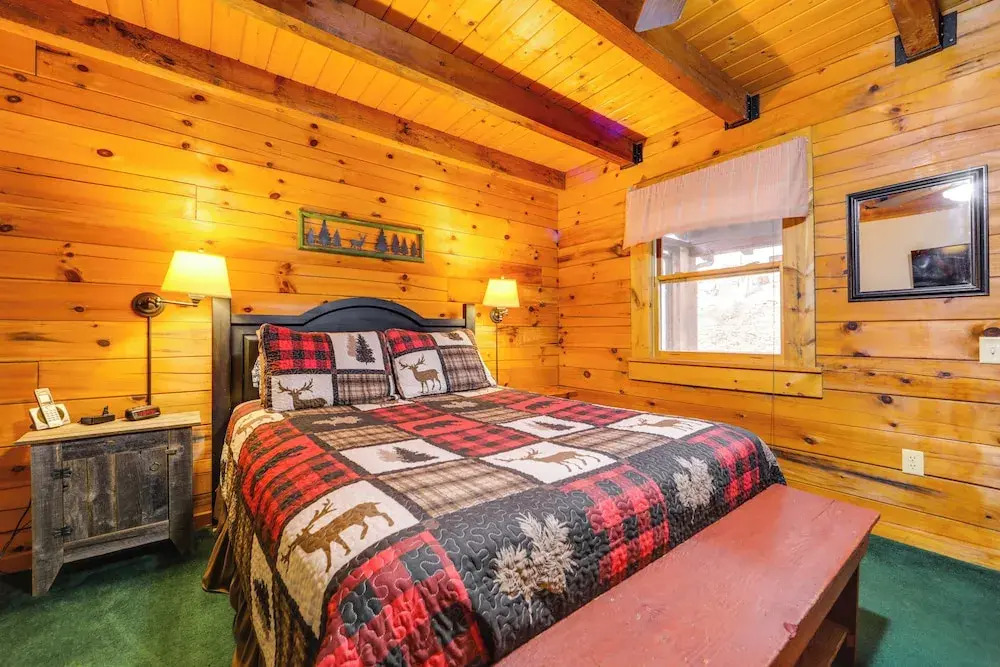 Family Log Cabin w/ Mtn Views, 2 Mi to Tube World!