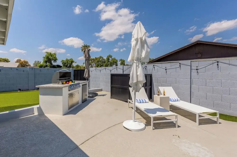 Old Town Fashion-pool-putting Green-bbq Grill