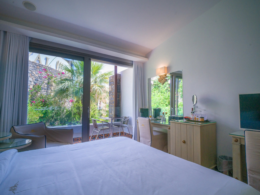 Royal Marmin Bay Boutique & Art Hotel