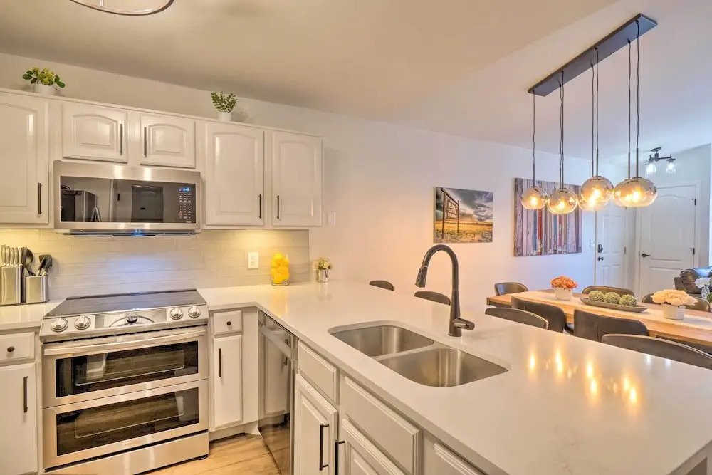 Balcony & Hot Tub Access: Modern Breck Escape!