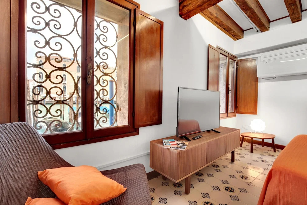Venice Apartment overlooking Grand Canal