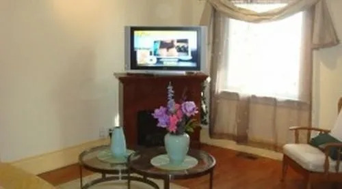 莱斯利村公寓酒店(Leslieville Furnished Home)