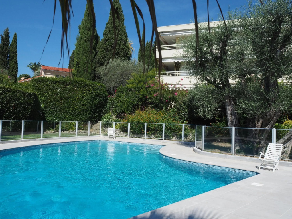 Vacation apartment with large private terrace and community pool, Cannes