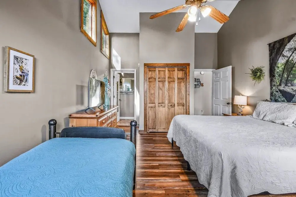 Roundtop Mountain Ridge 2 Bedroom Cabin by RedAwning