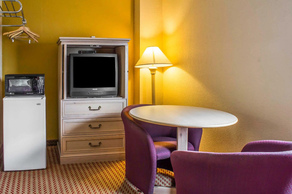 Econo Lodge Inn & Suites Walnut