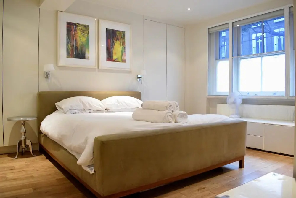 Large 2 Bedroom Flat in Ladbroke Grove With Garden
