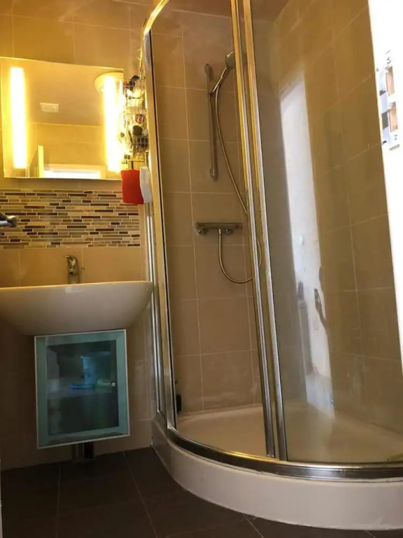 Immaculate 2-bed House in High Wycombe Hp14