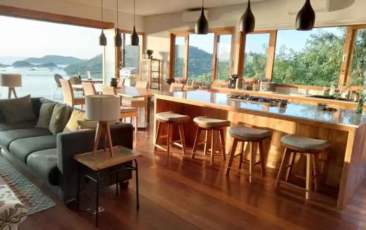 Paradise Garage Komodo Villa