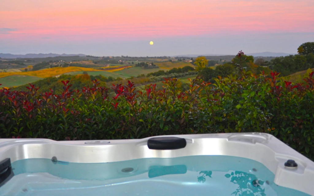 Wonderful house with hot tube and infinite view on Chianti 5 min drive form Siena-Cozy house
