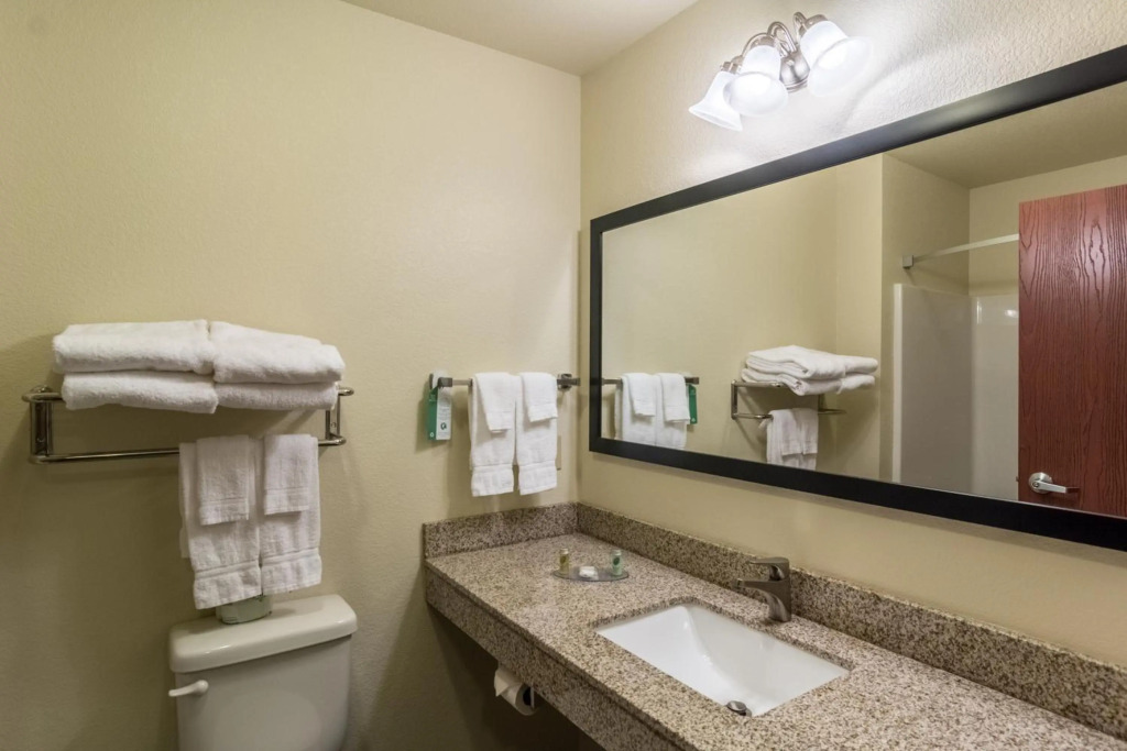 Cobblestone Hotel & Suites - Torrington