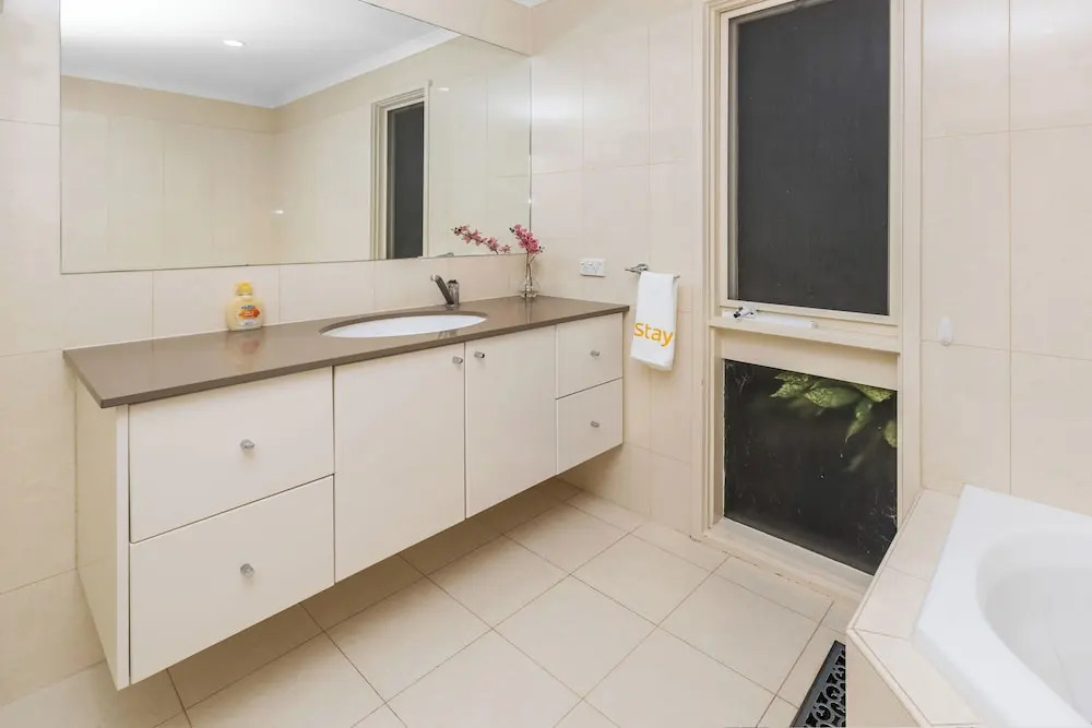 Stylish Retreat at Wheelers Hill 5BRM