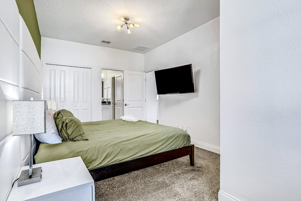 Dog-friendly Townhome With Private Pool, Screened Lanai, Fast Wifi, W/d, AC