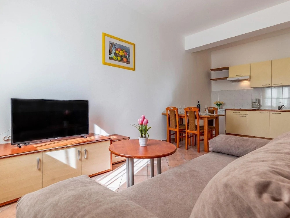 Lovely Apartment in Banjole near Beach & Town Center