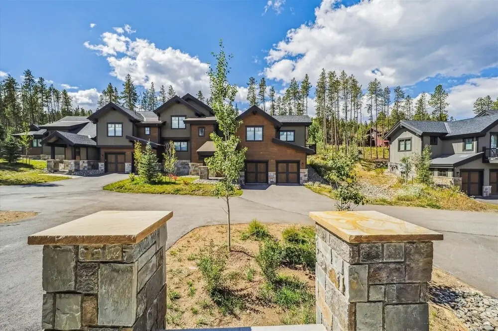 Wolverine Lookout 3 Bedroom Townhouse by Redawning
