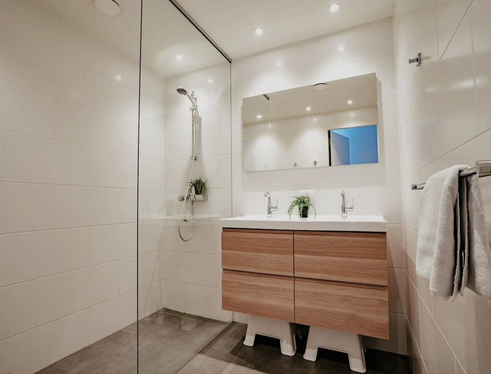 Waterside Escape With Easy Access