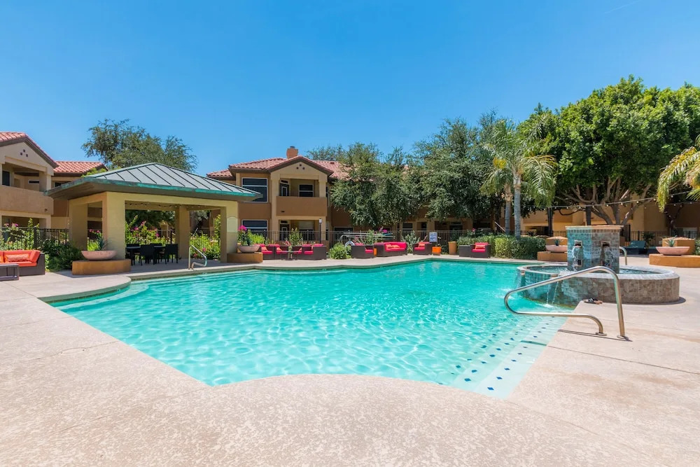 Executive King, Close to Shops, Dining, Golf w Parking 1064
