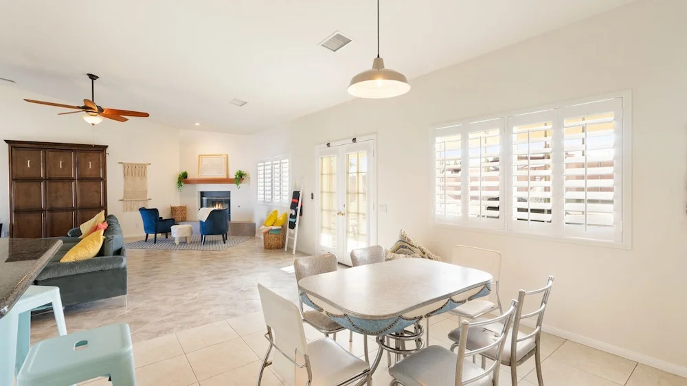 Hillside Desert House - Hot Tub, Fire Pit And Bbq! 3 Bedroom Home by RedAwning