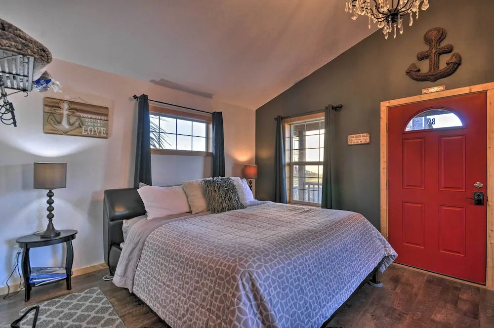 Coastal Retreat in Long Beach: Walk to Attractions