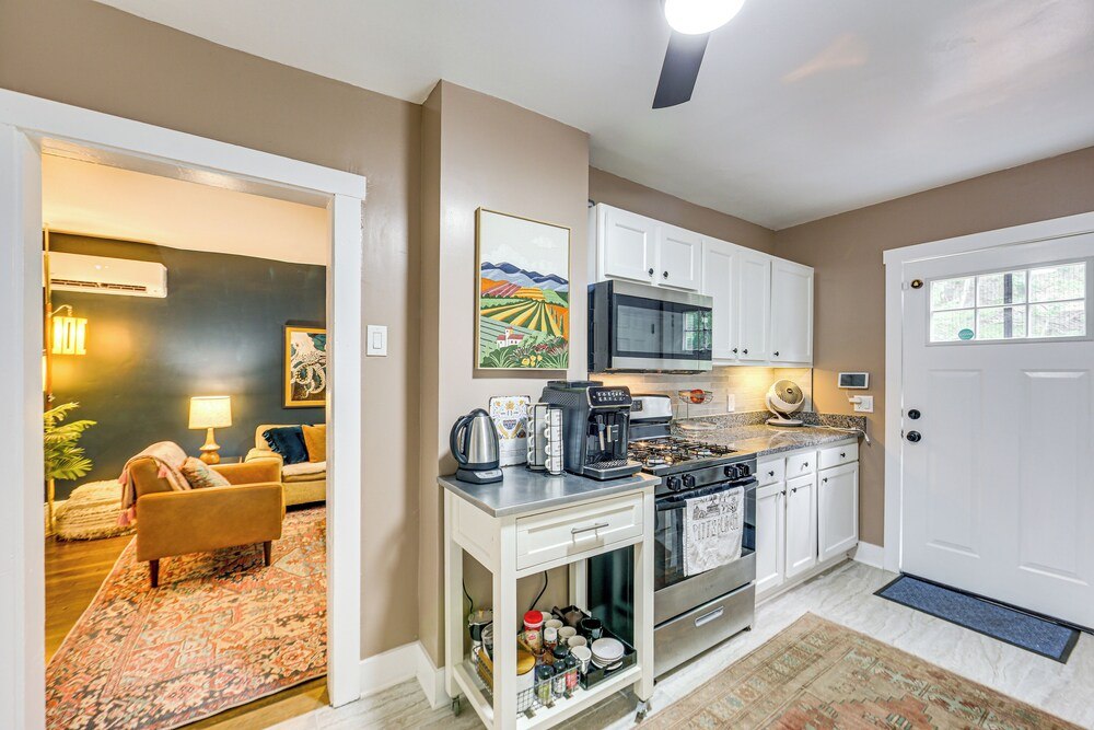 3 Mi to Frick Park: Artsy, Urban Retreat w/ Deck