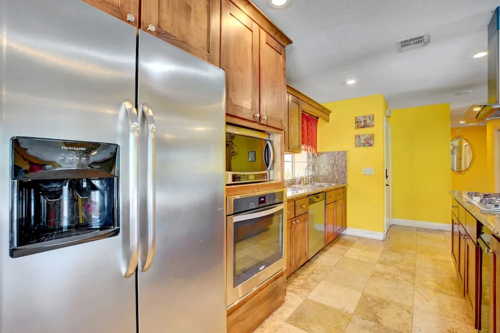 Las Vegas Elegance! Pool Table & Sparkling Pool! 3 Bedroom Home by RedAwning
