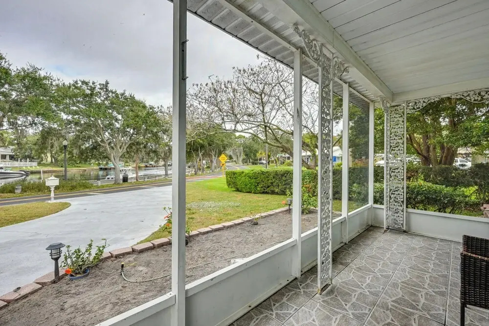 Relax on the Grand River! Bright Waterfront Home