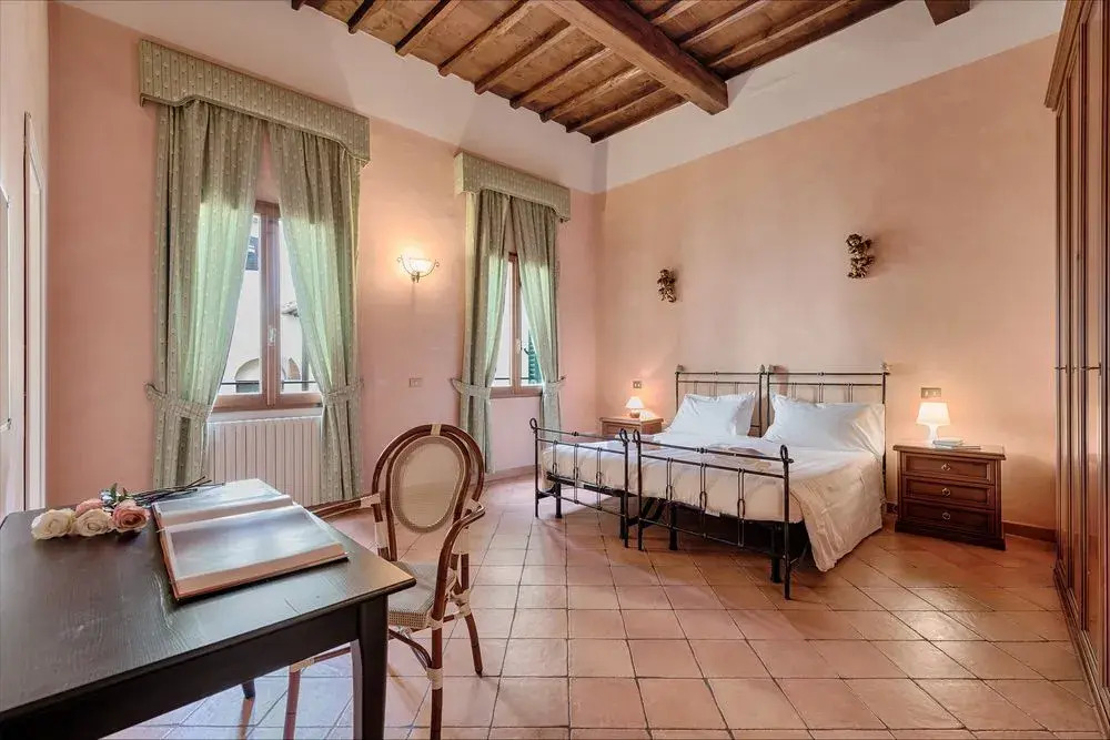 Rosa- Apartment with Terrace in Piazza Strozzi, Duomo